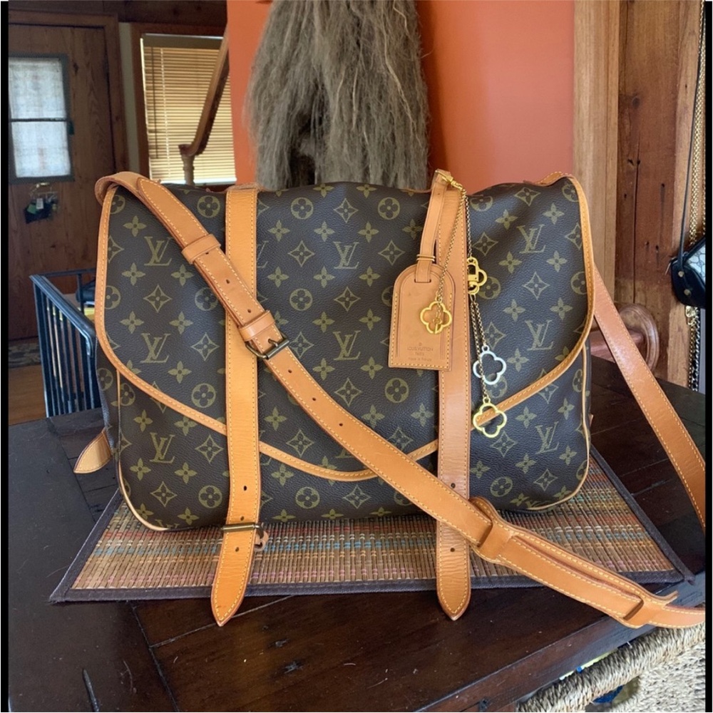 LV Saumur 43💥TRAVEL IN STYLE & CLASS💥UNISEX💥NO ODORS❗️GORG EUC💥Great Price❗️